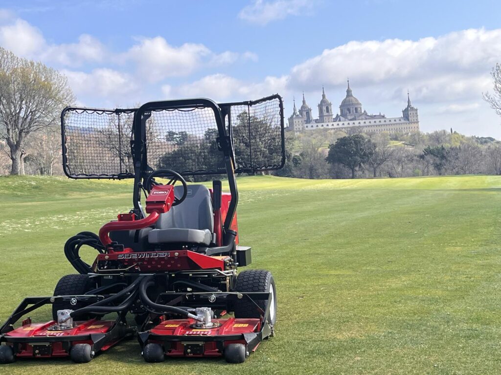 Segadora Toro Groundsmaster 3500-D con SideWinder trabajando en el Real Club de Golf La Herrería