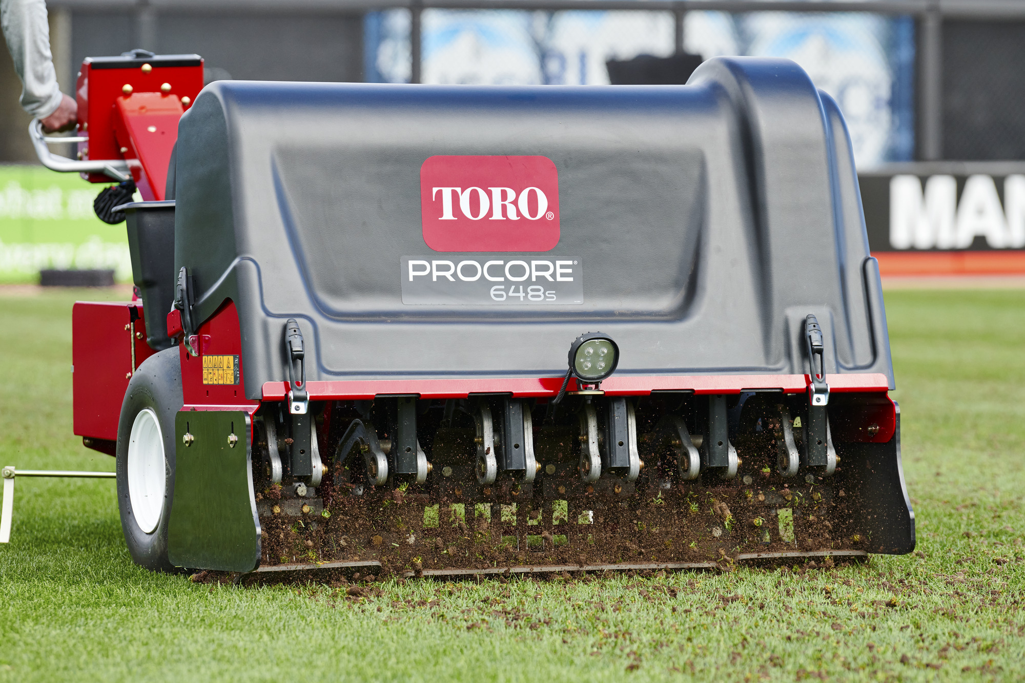 Aireadora Toro ProCore realizando aireación profunda con pinchos huecos