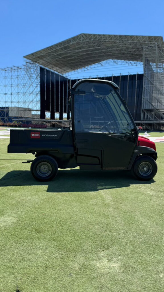 Vehículo de trabajo Workman de Toro alquilado a Riversa Rent, transportando materiales en el recinto del Selvatic Málaga Fest