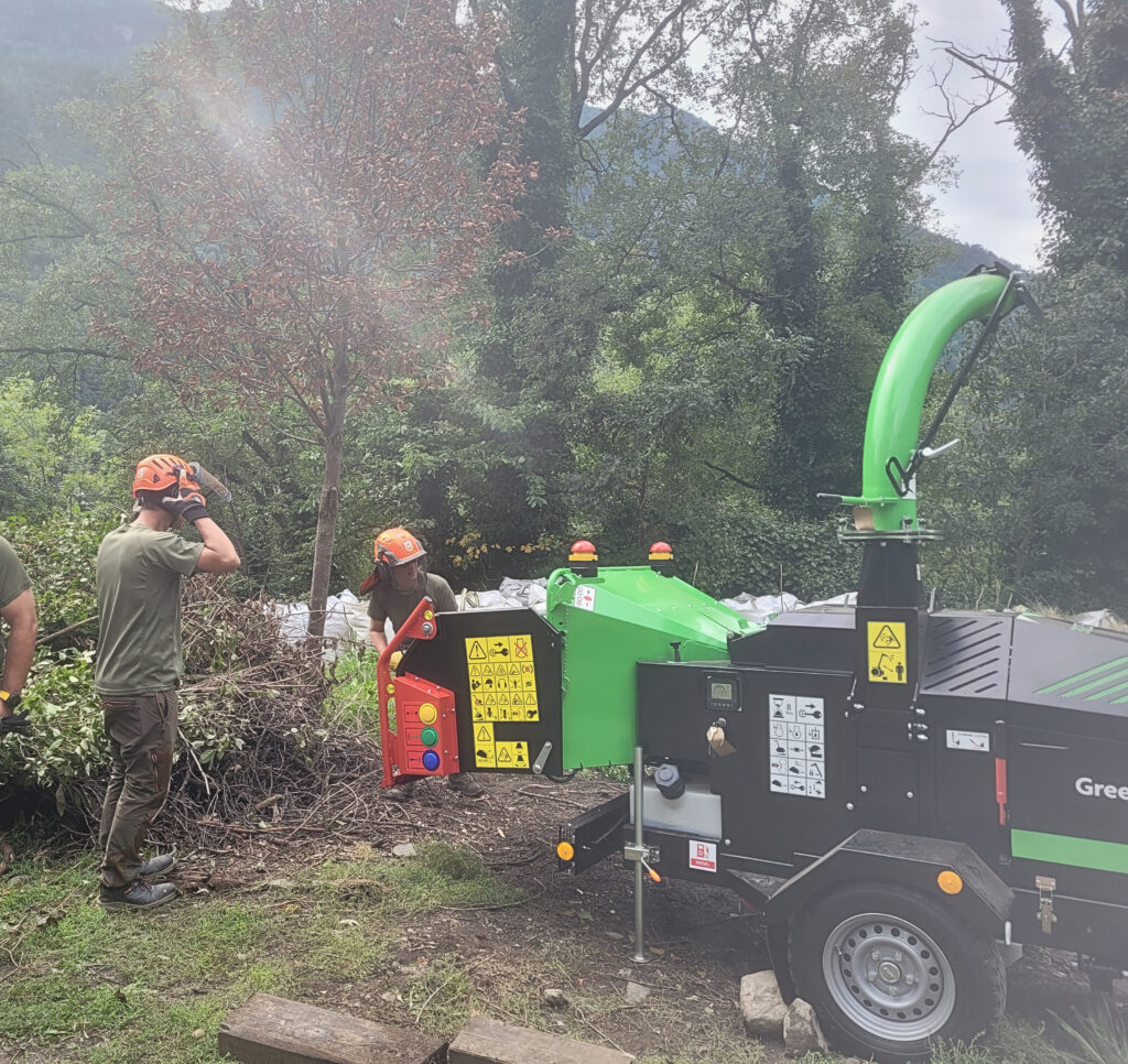 El equipo municipal de Andorra la Vella junto a la nueva biotrituradora GreenMech EVO 205D, entregada por Riversa.