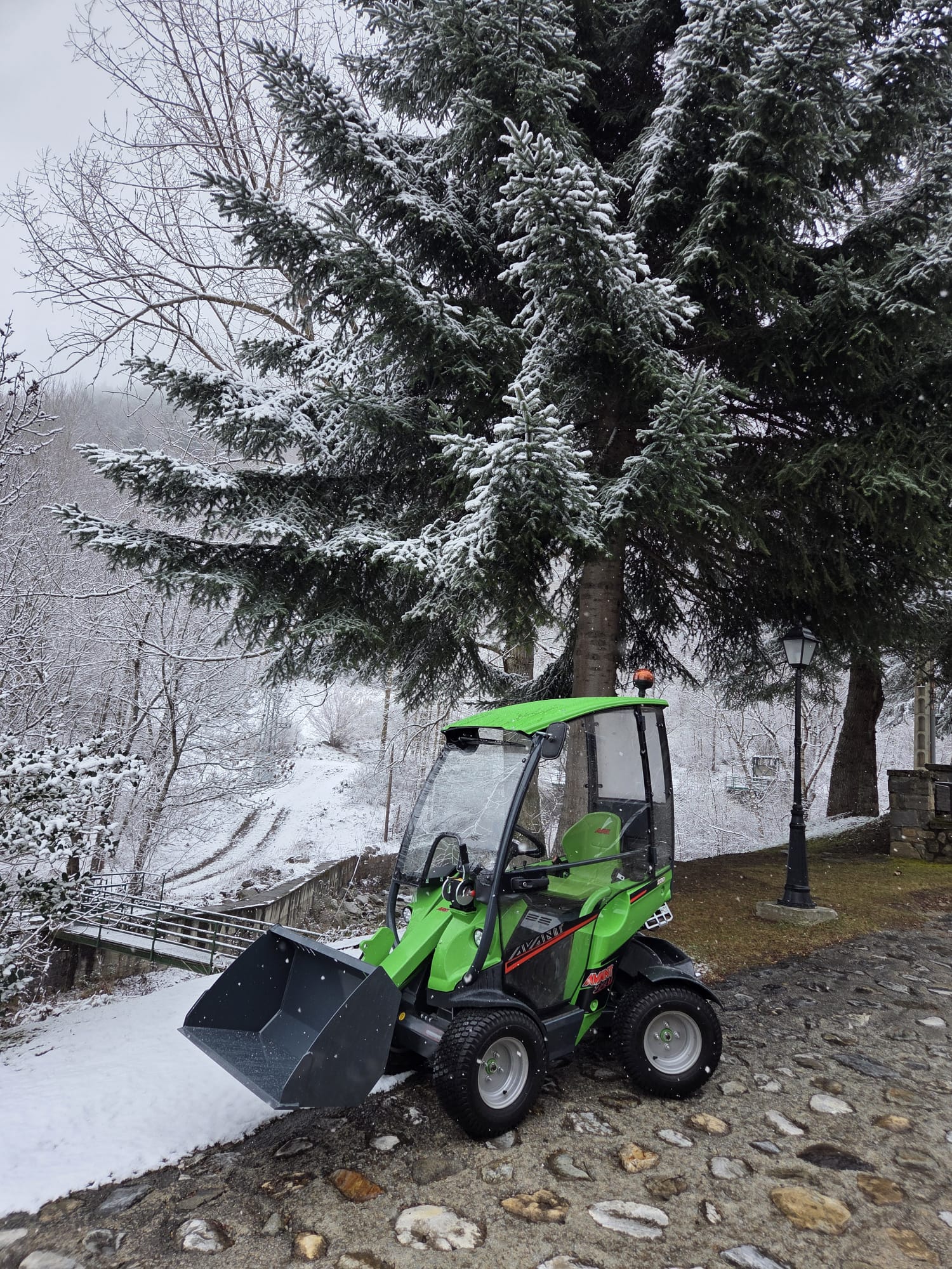 Minicargadora Avant en Artíes para mantenimiento urbano