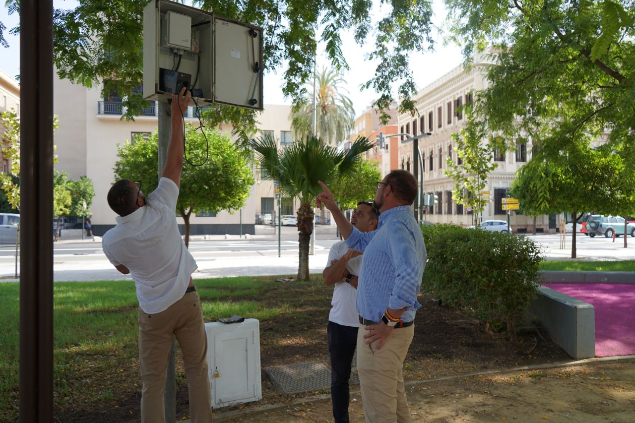 Implantación del sistema de riego inteligente en Teniente Flomesta, a la altura del puente Miguel Caballero. / A.M.